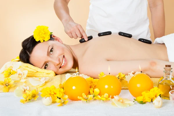 Mulher recebendo terapia de pedra quente no spa — Fotografia de Stock