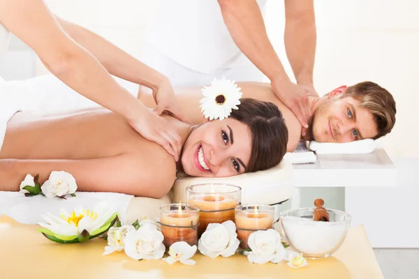 Paar ontvangende massage in spa — Stockfoto