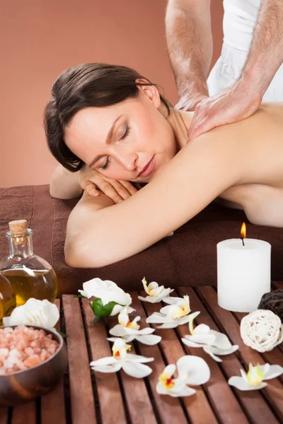 Donna ricevendo indietro massaggio in spa — Foto Stock