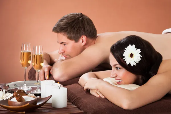 Casal sorridente relaxante no spa de beleza — Fotografia de Stock
