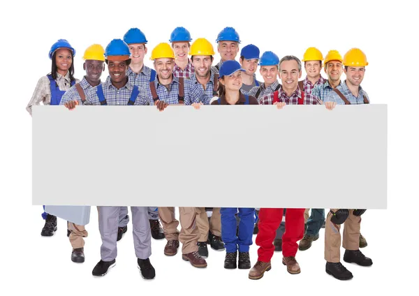 Multietniskt arbetare håller Tom banner — Stockfoto