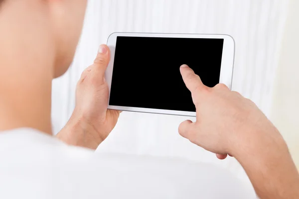 Mann nutzt digitales Tablet zu Hause — Stockfoto