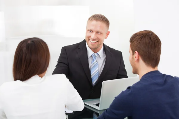 Asesor financiero discutiendo con pareja — Foto de Stock