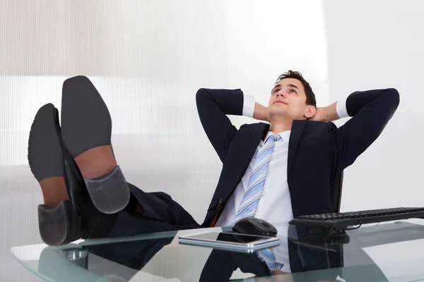 Ontspannen zakenman dagdromen in office — Stockfoto