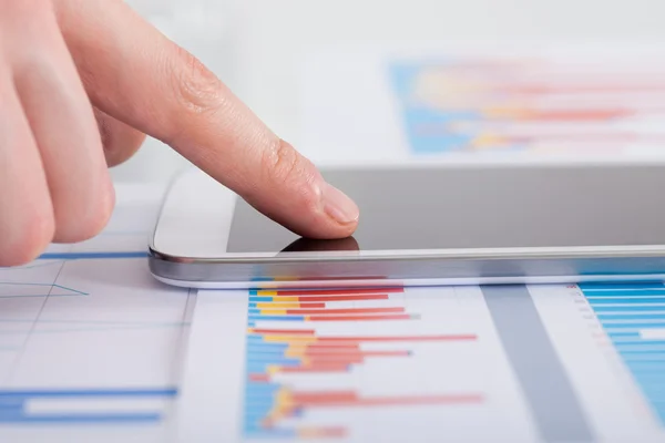 Businessman Analyzing Bargraph At Desk — Stock Photo, Image