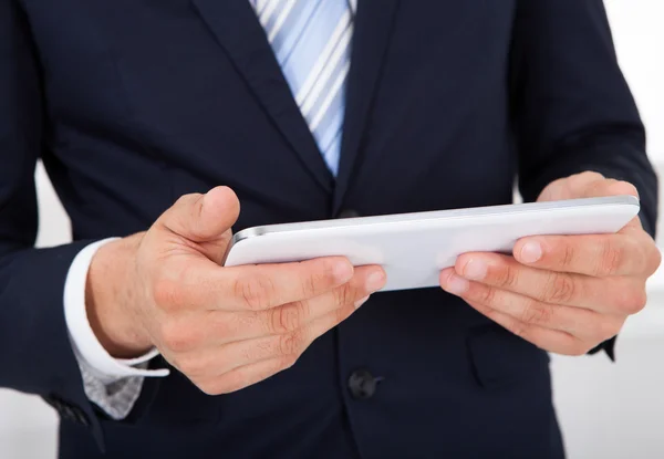 Geschäftsmann mit digitalem Tablet im Amt — Stockfoto