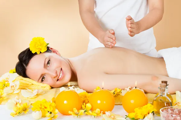 Mulher recebendo de volta massagem no spa — Fotografia de Stock