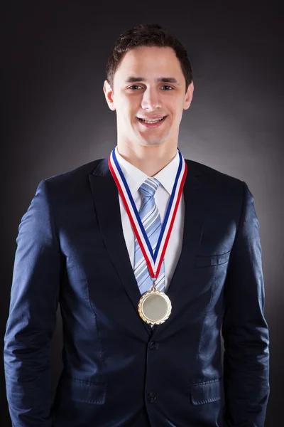 Gelukkig zakenman dragen medaille — Stockfoto