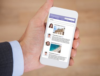 El ele tutuşan akıllı telefon.