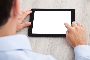 Dijital tablet kullanan işadamı