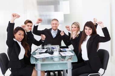 başarılı bir iş takım kaldırdı kollarını