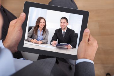 meslektaşları ile video konferans