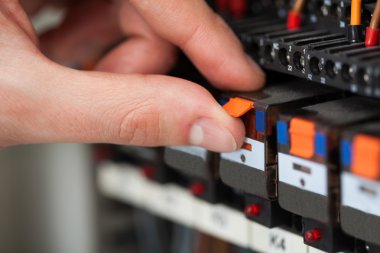 anahtarı çevirerek elektrikçi