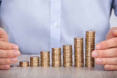 iş adamı elleriyle euro coins