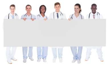 Kendine güvenen doktorlar boş billboard holding