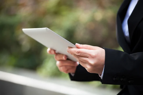 Geschäftsfrau mit digitalem Tablet — Stockfoto