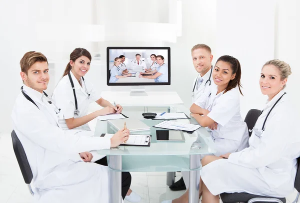 Médicos assistindo a videoconferência — Fotografia de Stock