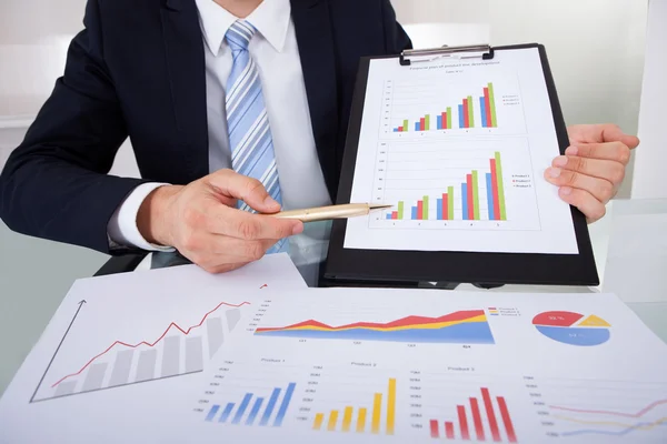 Businessman Showing Graphs — Stock Photo, Image