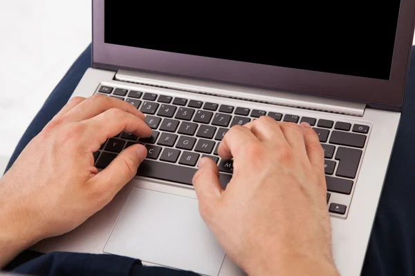 Händer med laptop — Stockfoto