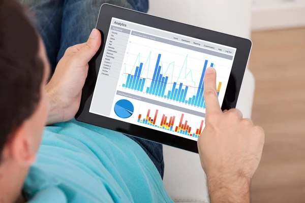 Man-grafieken op digitale tablet analyseren — Stockfoto