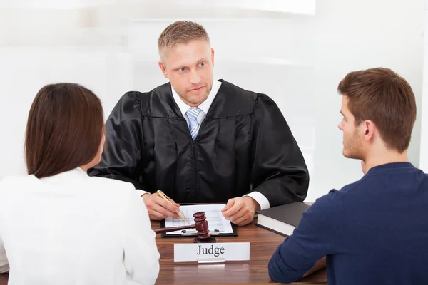 Couple With Judge In Court — Stock Photo, Image