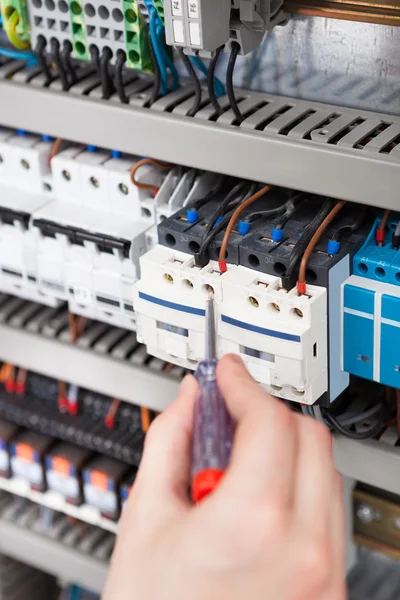 Electricista examinando Fusebox —  Fotos de Stock