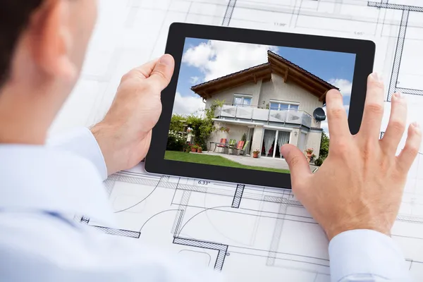 Arquitecto con Tablet Over Blueprint — Foto de Stock