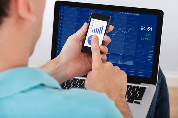 Man analyzing stock market using smartphone — Stock Photo, Image