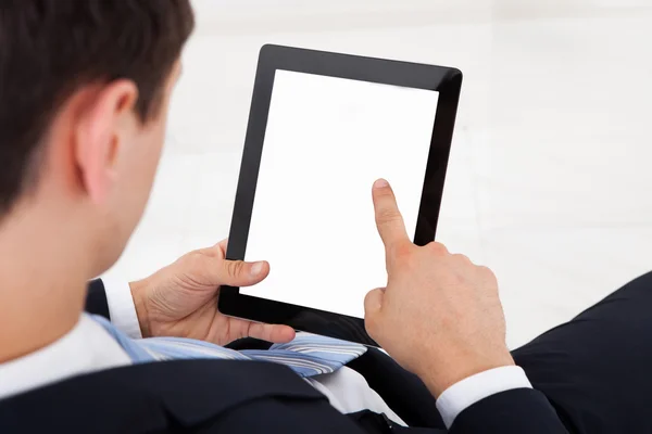 Homme d'affaires avec tablette numérique — Photo