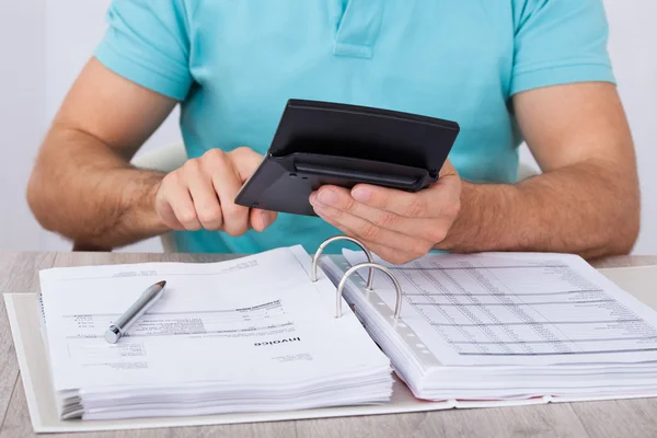 Man Calculando as despesas financeiras — Fotografia de Stock