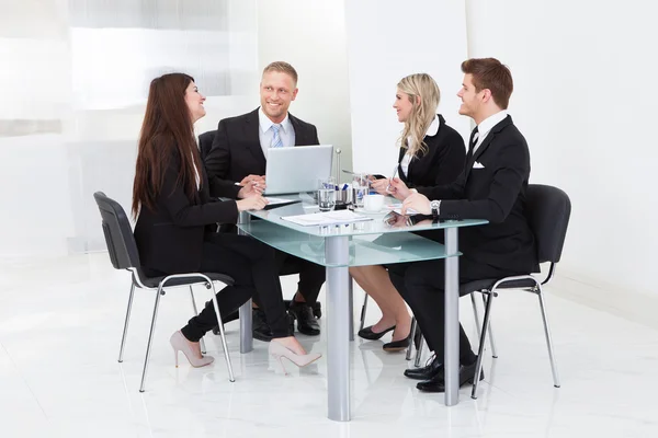 Empresários que trabalham na mesa — Fotografia de Stock