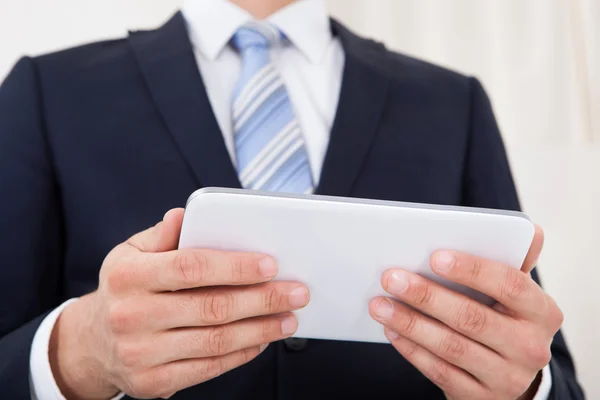 Affärsman med digital tablet — Stockfoto
