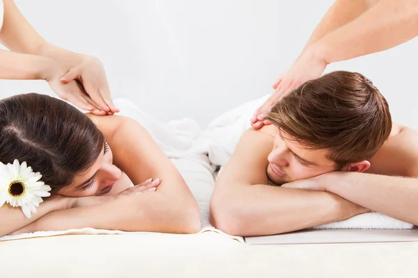 Paar erhält Rückenmassage — Stockfoto