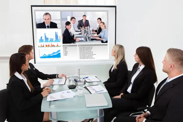 Podnikatelé při pohledu na obrazovce projektoru — Stock fotografie
