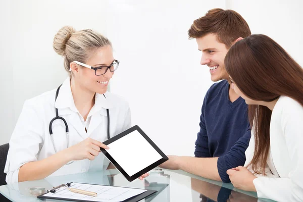 Médico mostrando relatório sobre tablet — Fotografia de Stock