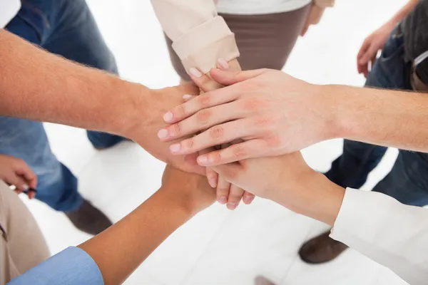 Empresarios apilando manos — Foto de Stock