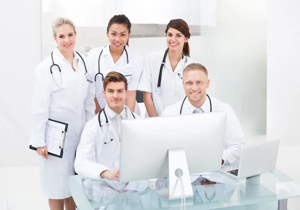 Médecins confiants au bureau — Photo