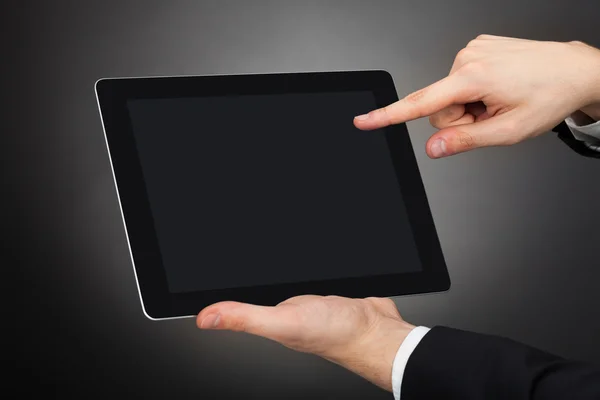 Zakenman met digitale Tablet PC-scherm — Stockfoto