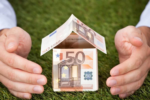 Empresário Mãos Protegendo a Casa do Euro — Fotografia de Stock