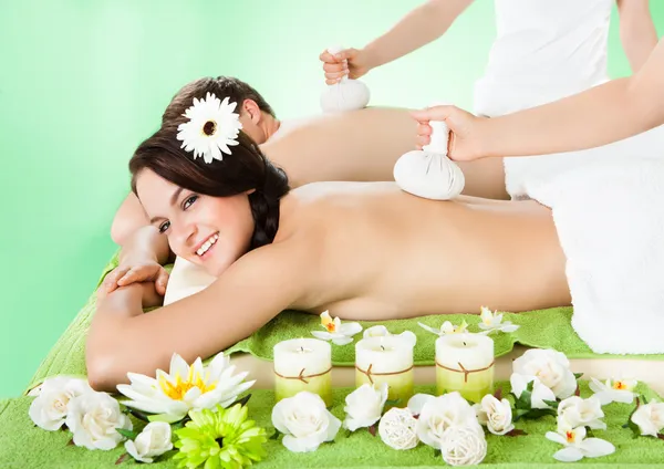 Paar ontvangende massage — Stockfoto