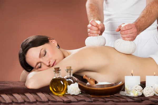 Vrouw in spa — Stockfoto