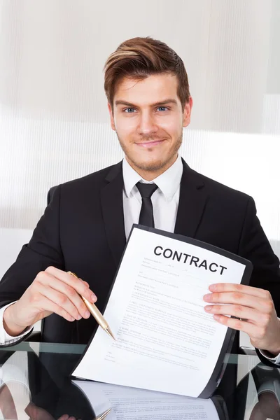 Бизнесмен с контрактной бумагой — стоковое фото
