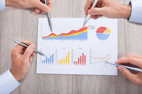 Businessmen Analyzing Graph At Desk — Stock Photo, Image