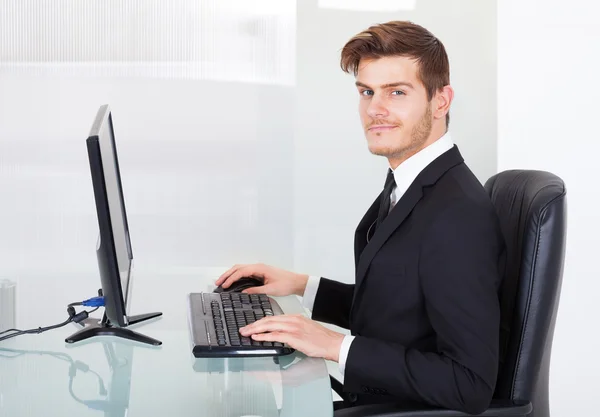 Businessman Using Computer — Stock Photo, Image