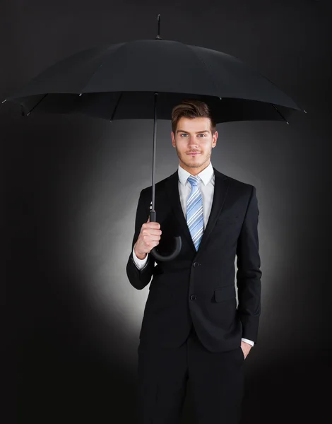 Homme d'affaires avec parapluie — Photo