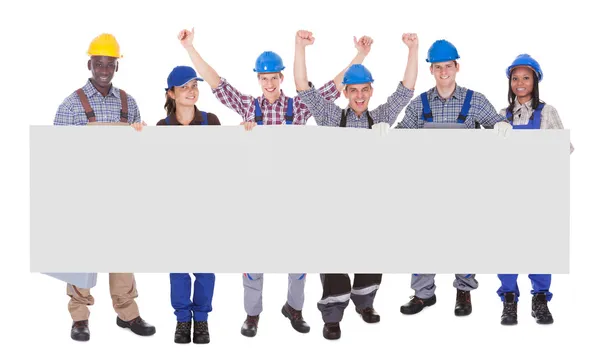 Multiethnische Arbeiter mit leerem Banner — Stockfoto