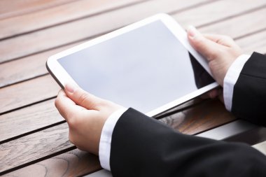 iş kadını holding dijital tablet açık havada