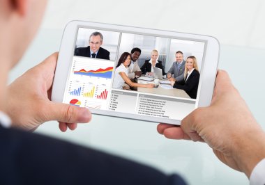 Dijital tablet ekibi ile işadamı video konferans
