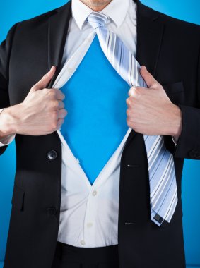 süper kahraman işadamı yırtılma takım elbise