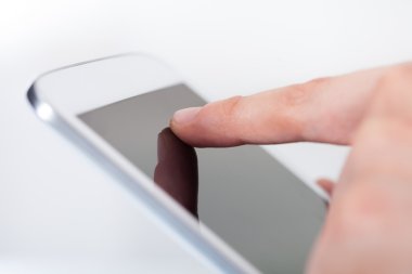 Dijital tablet masa başında tutan işadamı